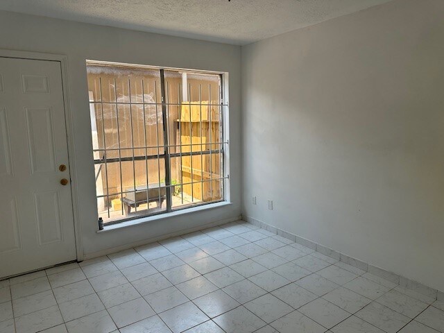Building Photo - 8722 Maplecrest Dr