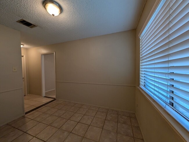 Building Photo - Location!! 1 Mile to Landa Park / Close to...