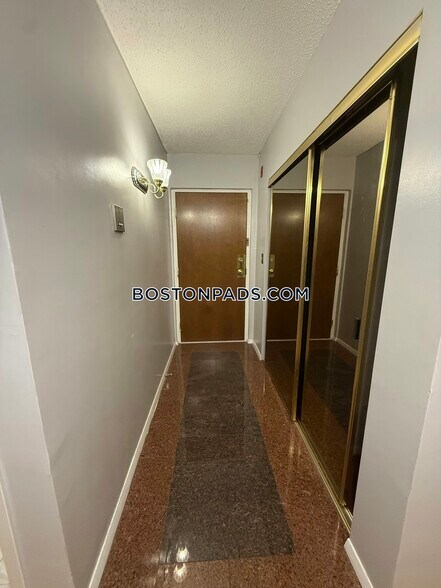 Building Photo - 50 Broadlawn Park