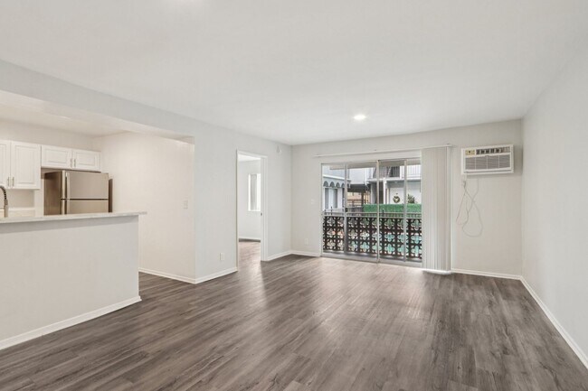 Interior Photo - 4532 Murietta Ave