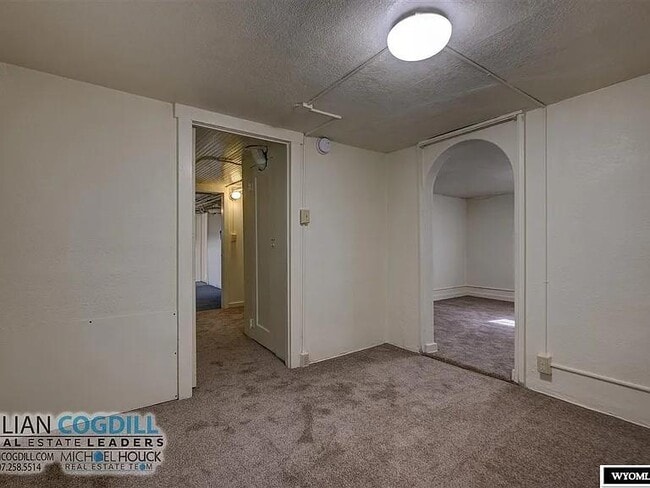 Building Photo - 1112 E 2nd St