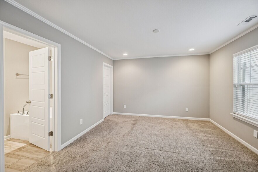 Building Photo - 3219 Clemons Cir