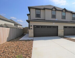 Building Photo - Large Fenced in Backyard in NBISD /Walk to Kraft Park /  Fridge Included  / Pet Friendly / Off Co...