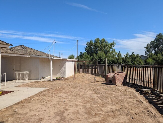 Building Photo - 7262 S Cedar Ave