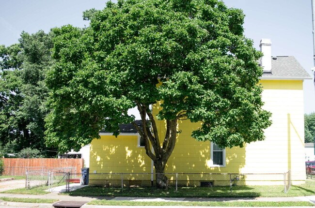 Building Photo - Student Housing Near the University of Dayton – Rent is $750 per bedroom (3 students), total leas...