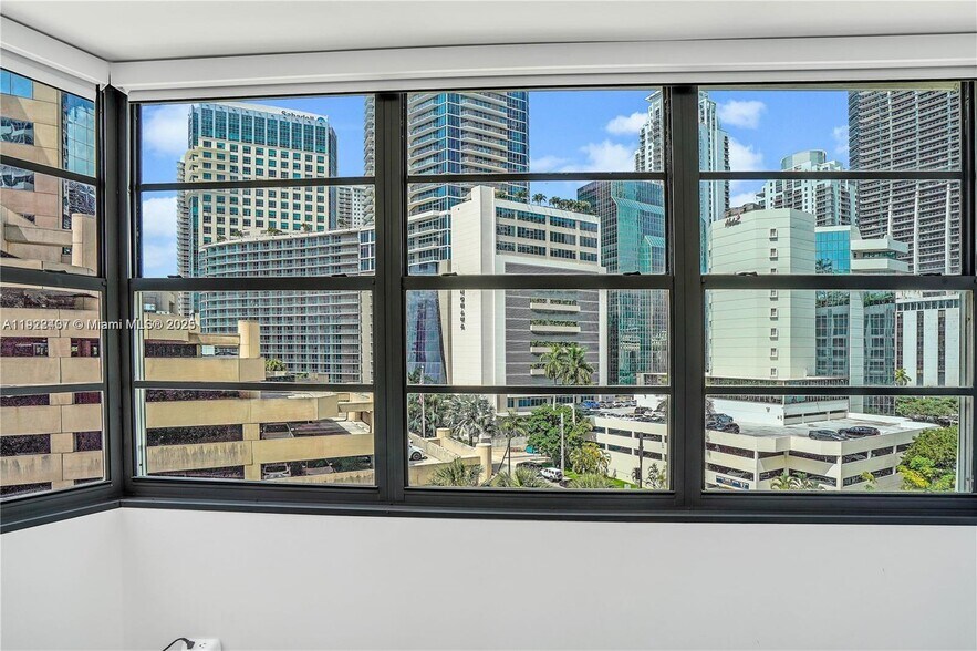 Building Photo - 999 Brickell Bay Dr