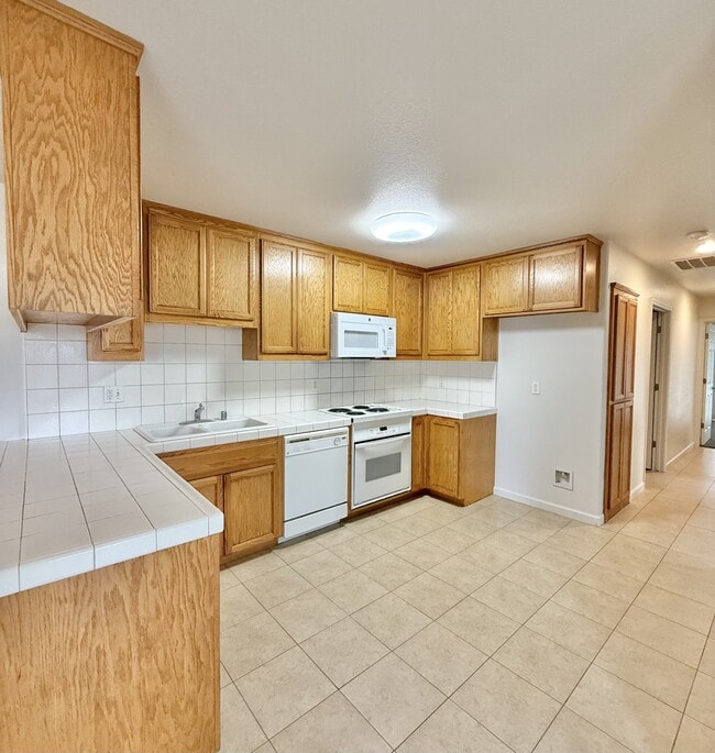 Building Photo - 421 N Walnut Ave