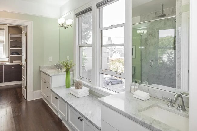 Building Photo - 1419 E Denny Way