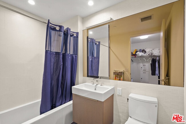 Building Photo - 889 Francisco St