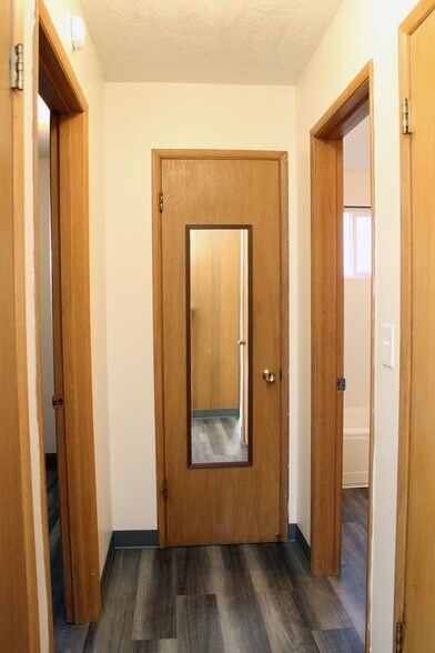 Building Photo - 930 SW Gibbs St