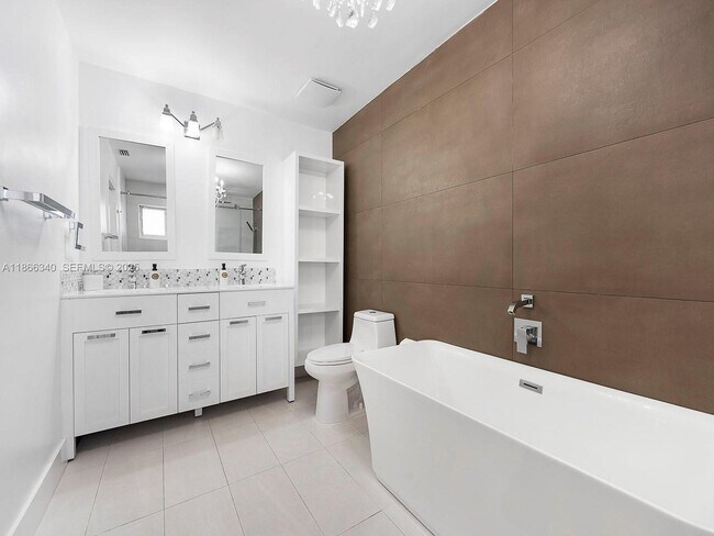 Building Photo - 6951 Miami Lakeway S