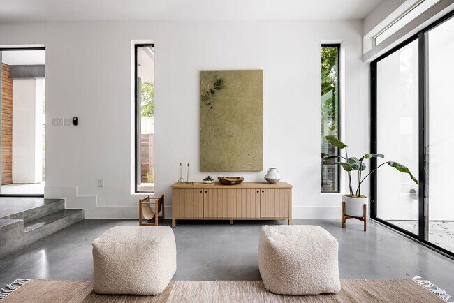 Building Photo - 1811 Justin Ln