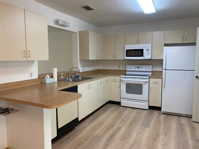 Building Photo - Spacious 3 Bedroom's, 2.5 bath condo in Lakeview Village.