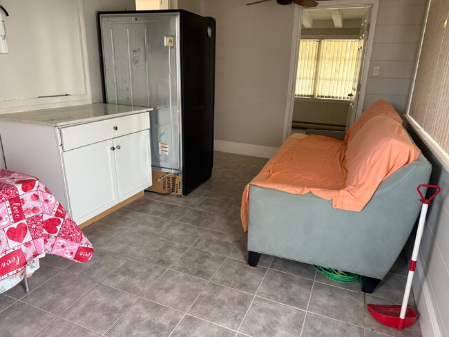 Building Photo - 3 bed - 1 bath on a corner lot