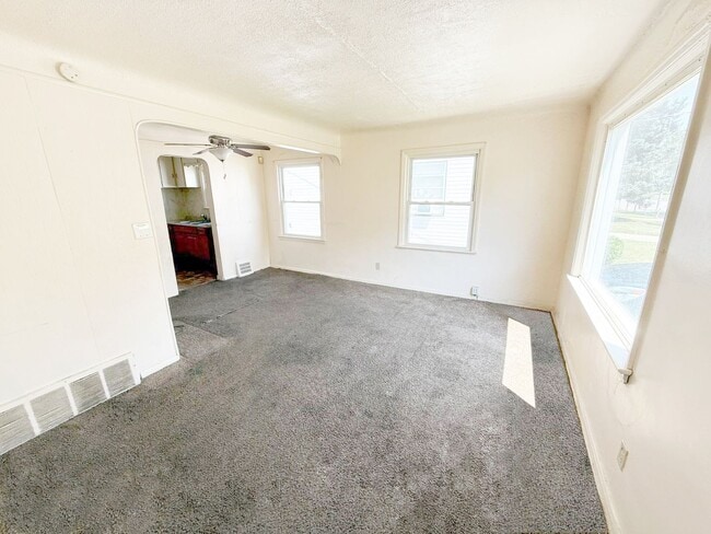 Building Photo - 3 BED 1 BATH BEAUTIFUL SINGLE FAMILY HOME ...