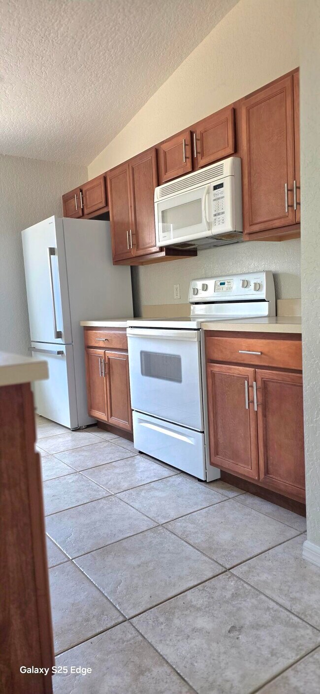 Building Photo - 1061 SW Charcoal Ave