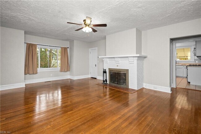 Building Photo - 3537 Buckingham St