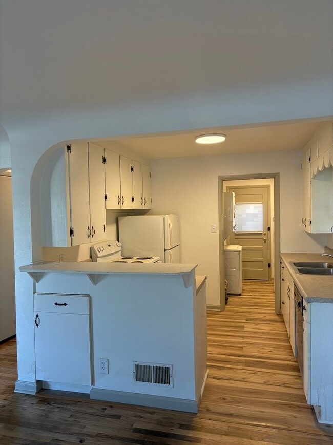 Building Photo - Newly Renovated 1 Bed 1 Bath Home
