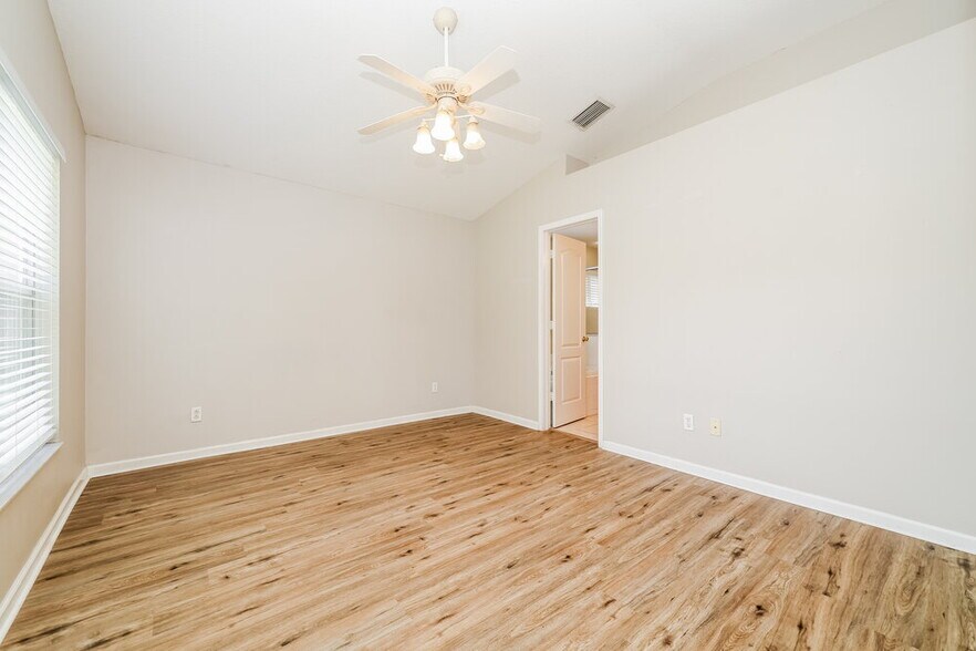 Building Photo - 10422 Hunters Haven Blvd