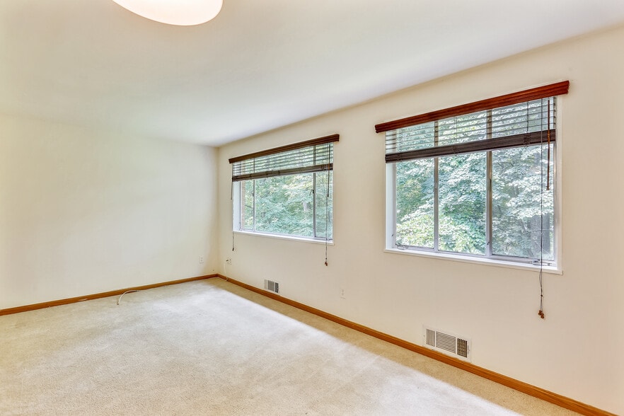 Views of the wood - 10412 Montrose Ave