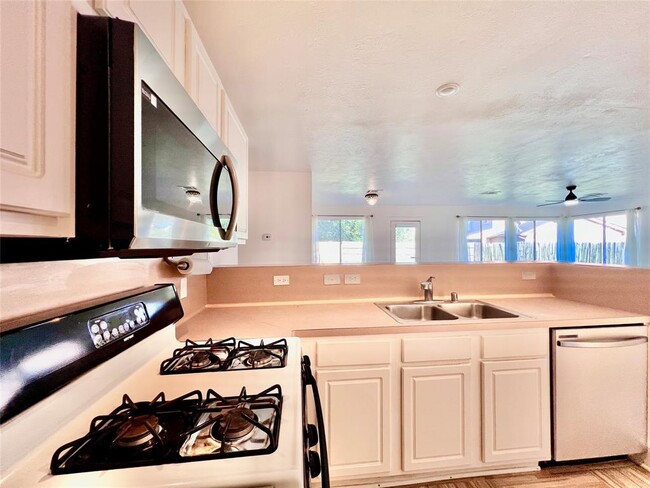 Building Photo - 5015 Summit Lodge Dr