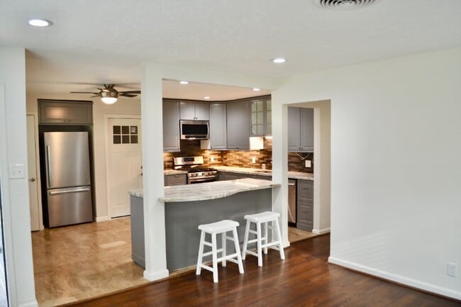 Building Photo - 5410 De Milo Dr