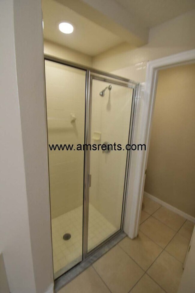 Building Photo - Spacious 3 bedroom 2 bath in Poinciana