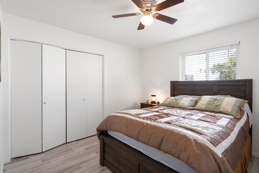 Building Photo - 8066 E Oak St