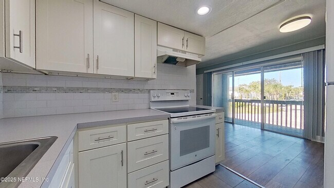 Building Photo - 330 6th Ave N