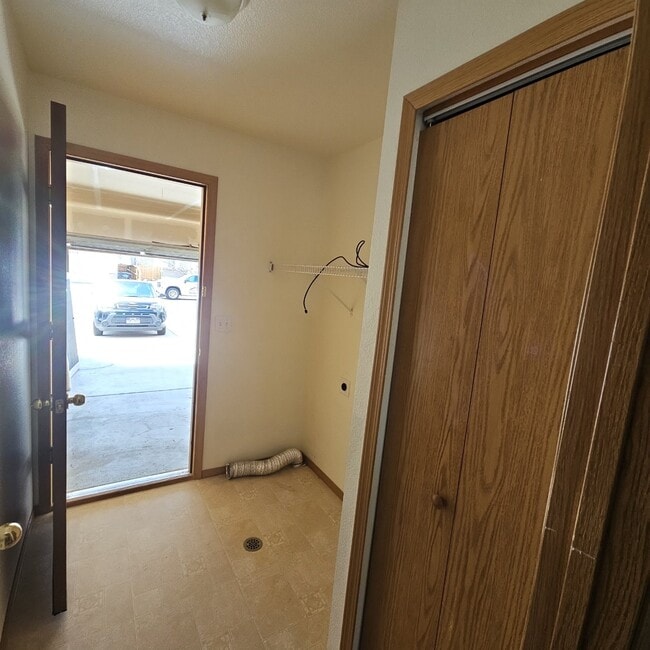 Building Photo - 3 bedroom 2 car garage - Middle Bay Way