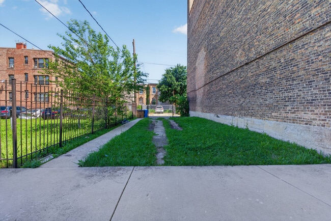 Building Photo - 3354 W Jackson Blvd