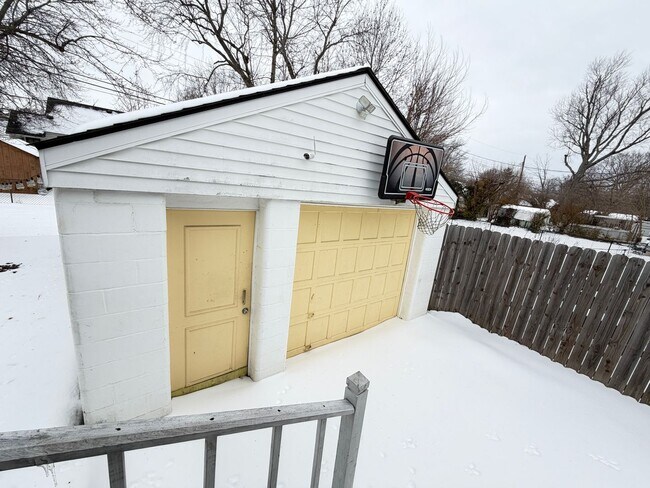 Building Photo - 206 Kenoak Dr