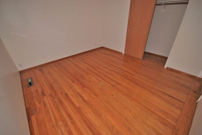 Building Photo - 94-98 Amherst Av.