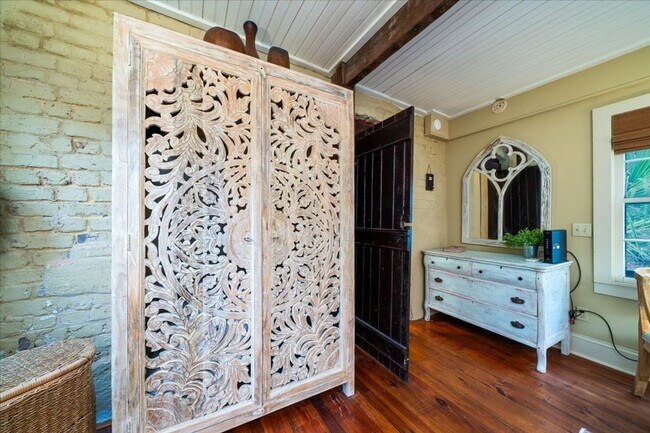 Building Photo - Downtown Cottage- Fully Furnished