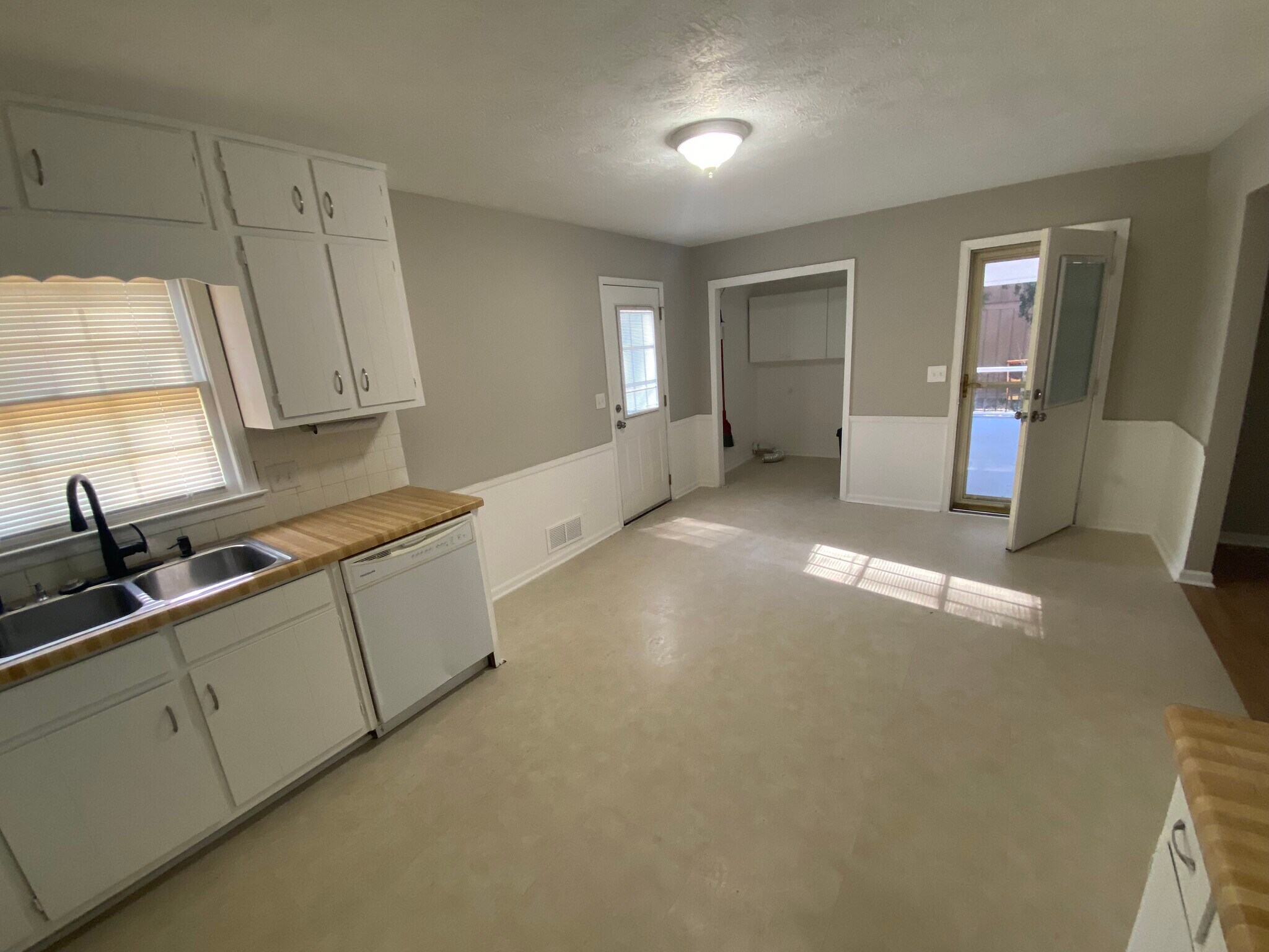 Building Photo - 1015 Eastview Rd NE