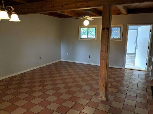 Building Photo - 752 N Westmoreland Dr