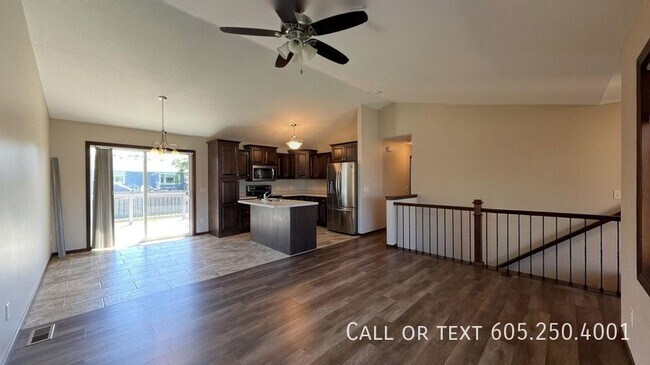 Building Photo - Spacious 4 Bedroom 3 Bathroom home with Va...