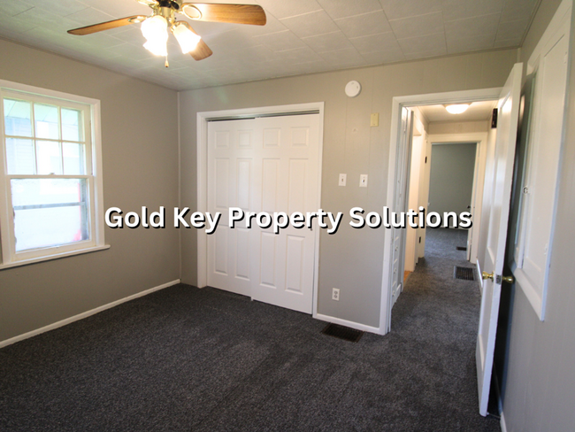 Building Photo - Beautifully Updated 2 BR 1 BA House with B...