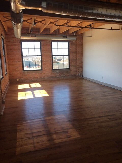 Unit 403 Living Area - 146 S River Ave