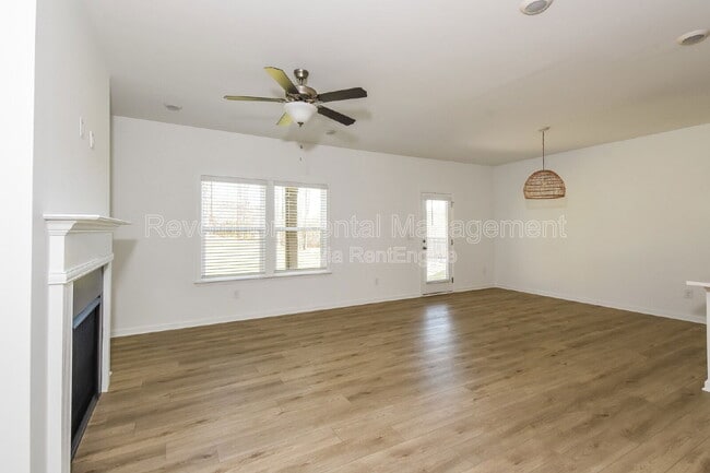 Building Photo - 319 Foxhill Dr