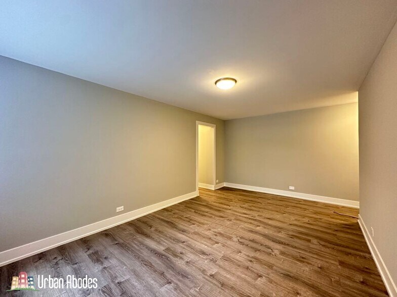 Building Photo - 527 W Surf St