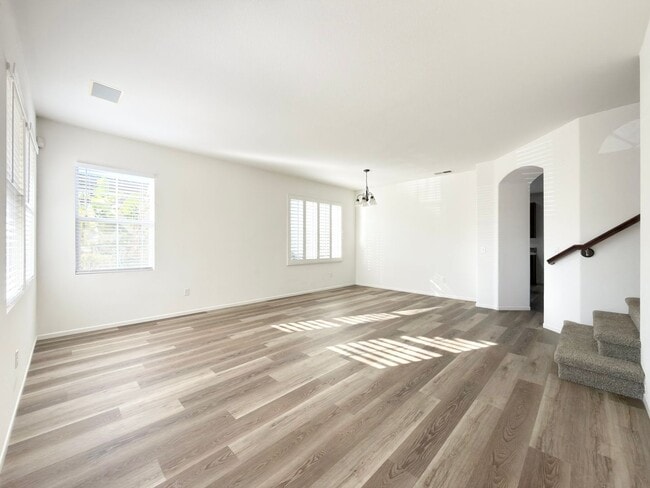 Building Photo - Spacious Home with Expansive Loft!