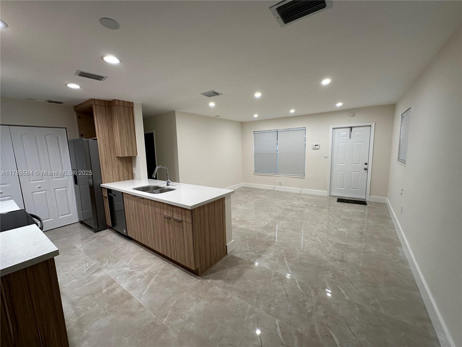 Building Photo - 611 N 69th Way