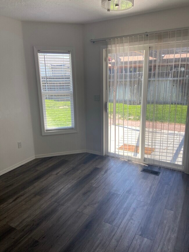 Building Photo - 1745 Challis Dr