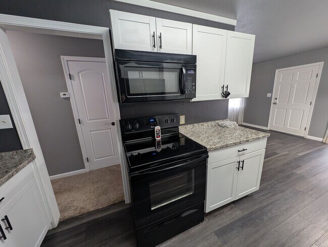 Building Photo - Single Family Home Near Shopping and Schools