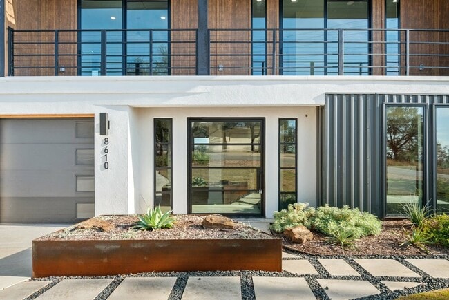 Building Photo - 8610 Grandview Dr