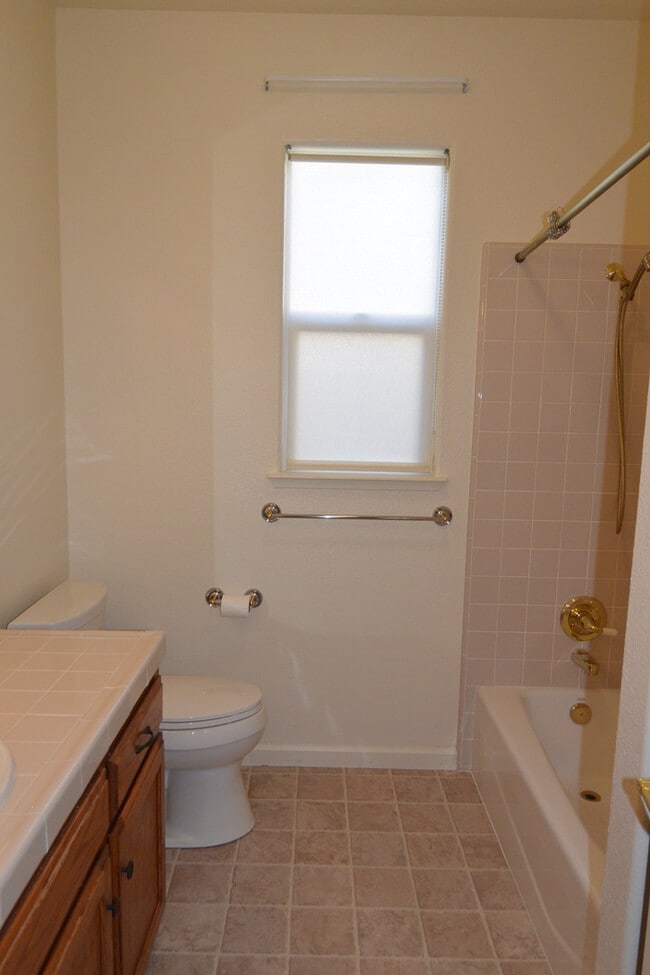 Building Photo - Spacious 3 Bedroom 2 Bathroom home with a Bonus Room in Southeast Visaliia!