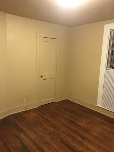 Building Photo - 208 Muller St