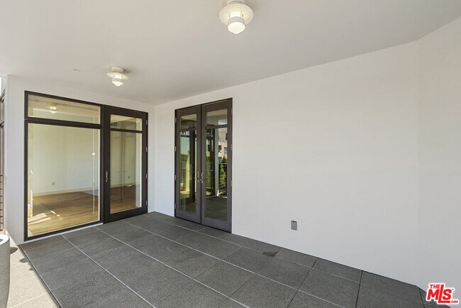 Building Photo - 447 N Doheny Dr