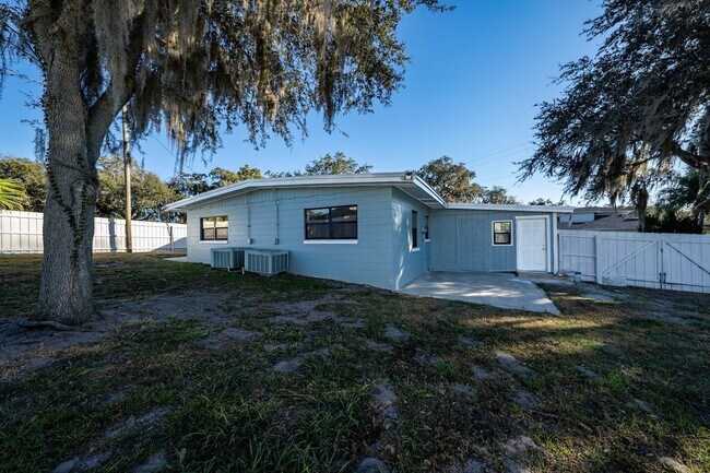 Building Photo - Completely Renovated 4/2 Home on a Corner Lot in the SODO Area of Orlando